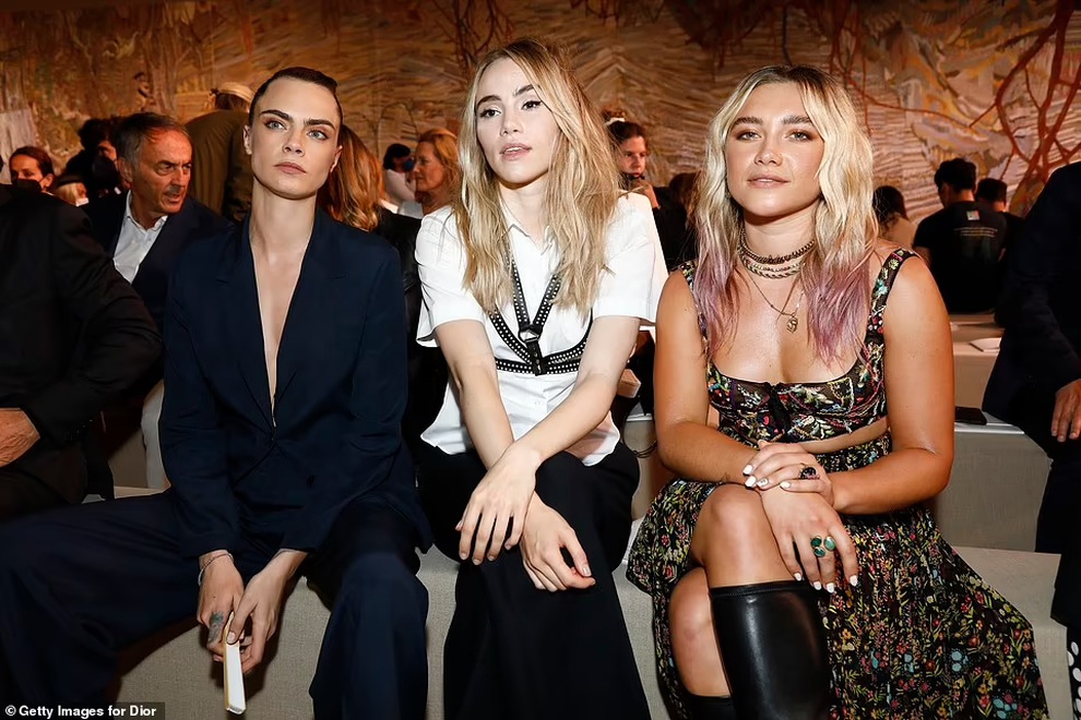 Siêu mẫu đồng tính Cara Delevingne táo bạo diện vest không nội y - 3 Siêu mẫu đồng tính Cara Delevingne táo bạo diện vest không nội y - 3