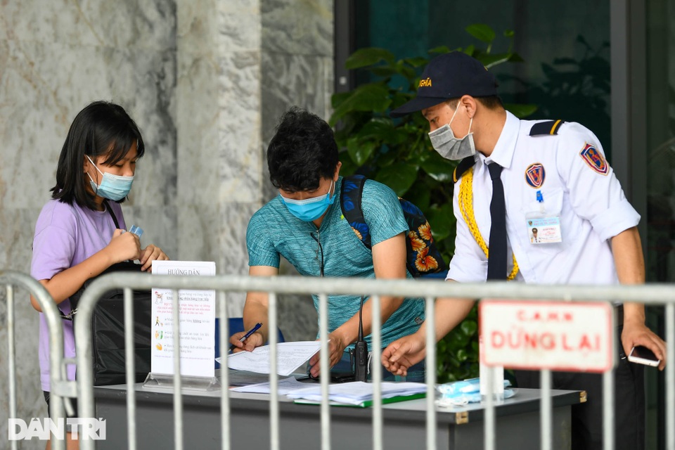 Lập rào chắn cách ly tòa nhà có ca nhiễm SARS-CoV-2 mới tại quận Thanh Xuân - 6 Lập rào chắn cách ly tòa nhà có ca nhiễm SARS-CoV-2 mới tại quận Thanh Xuân - 6
