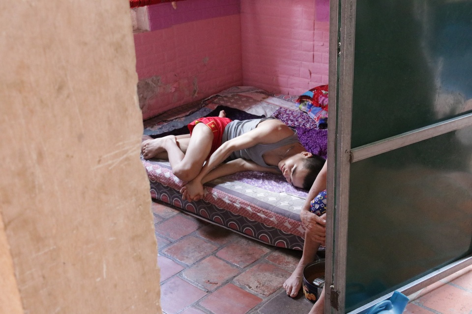 Thương cảnh người phụ nữ khốn khổ một mình vật vã nuôi con bệnh tật - 2 Thương cảnh người phụ nữ khốn khổ một mình vật vã nuôi con bệnh tật - 2