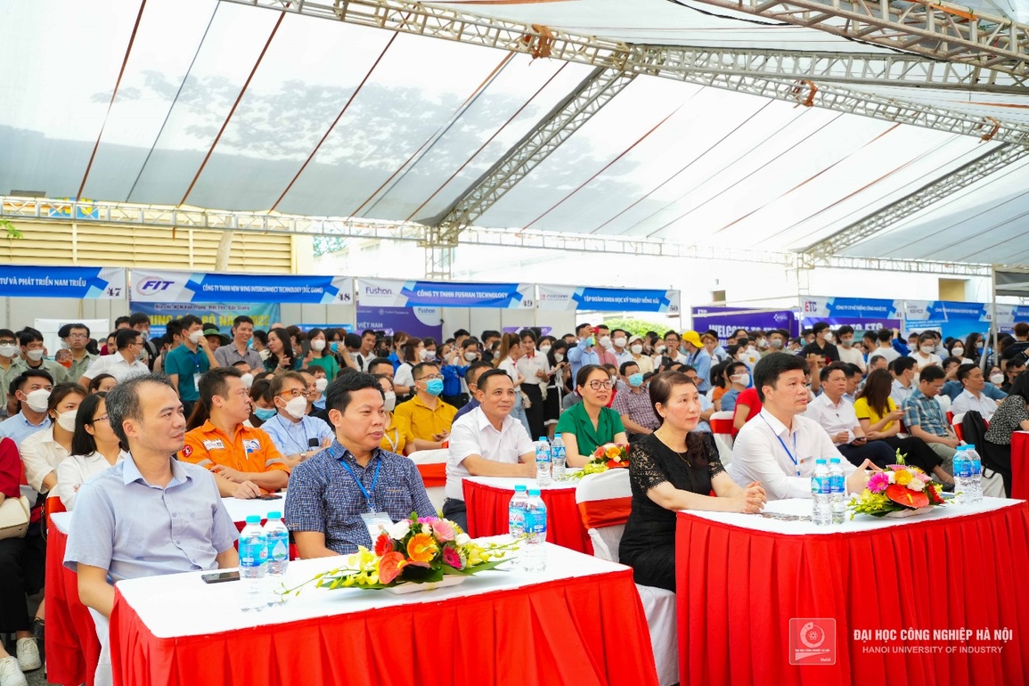 Gần 100 doanh nghiệp vào trường đại học tuyển chọn sinh viên - 1 Gần 100 doanh nghiệp vào trường đại học tuyển chọn sinh viên - 1