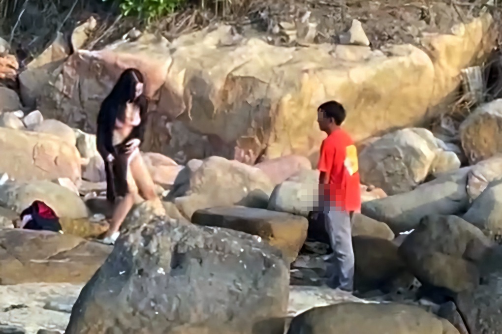 Bắt quả tang kẻ có hành vi biến thái trước mặt các cô gái ở biển Nha Trang - 1 Bắt quả tang kẻ có hành vi biến thái trước mặt các cô gái ở biển Nha Trang - 1