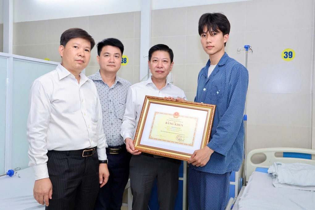 Bộ GDĐT khen thưởng đột xuất nam sinh Bách khoa lao vào đám cháy cứu người - 1