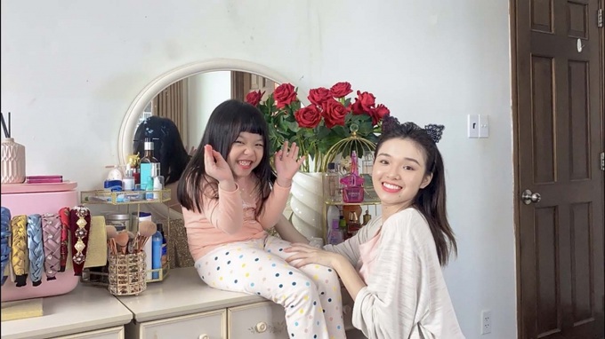 Yeye Nhật Hạ  và con gái