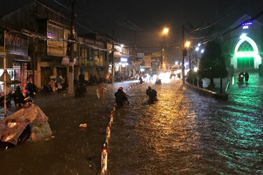 Đường sắt Nam Bắc tê liệt vì mưa cực lớn ở phía Đông Sài Gòn