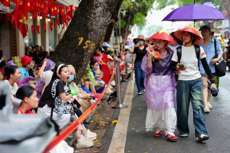 Muôn kiểu giữ chỗ đẹp xem diễu binh: Ôm sách học bài, chia ca về tắm - 2 Muôn kiểu giữ chỗ đẹp xem diễu binh: Ôm sách học bài, chia ca về tắm - 2
