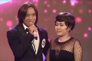 Việt Hương khóc khi được chồng hát tặng