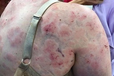 Người mẹ lấy thân mình che chở cho con trong thiên tai khiến dân mạng cảm phục