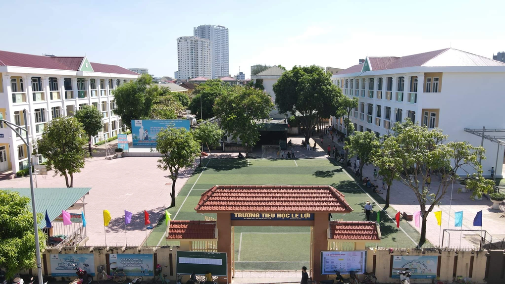 Thông tin bất ngờ vụ bé gái lớp 4 kể bị người phụ nữ nói mẹ nhờ đón - 1 Thông tin bất ngờ vụ bé gái lớp 4 kể bị người phụ nữ nói mẹ nhờ đón - 1
