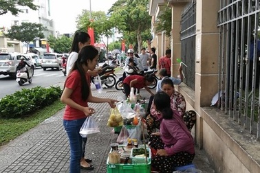 Vỉa hè Sài Gòn rộng hơn 3 m cho phép sử dụng tạm 1,5 m