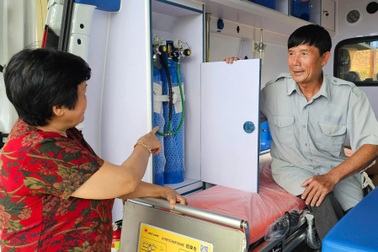Cặp vợ chồng mua ô tô cứu thương chở bệnh nhân miễn phí