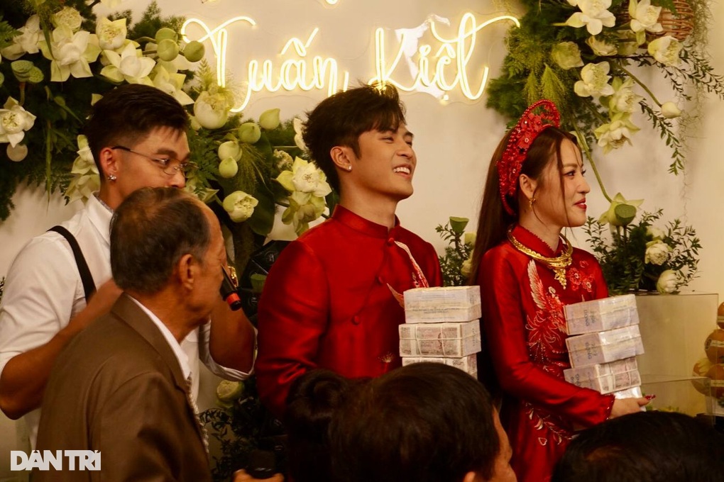 Lễ cưới Puka, Gin Tuấn Kiệt: Đón dâu bằng sà lan, cô dâu nhận 20 cây vàng - 9 Lễ cưới Puka, Gin Tuấn Kiệt: Đón dâu bằng sà lan, cô dâu nhận 20 cây vàng - 9