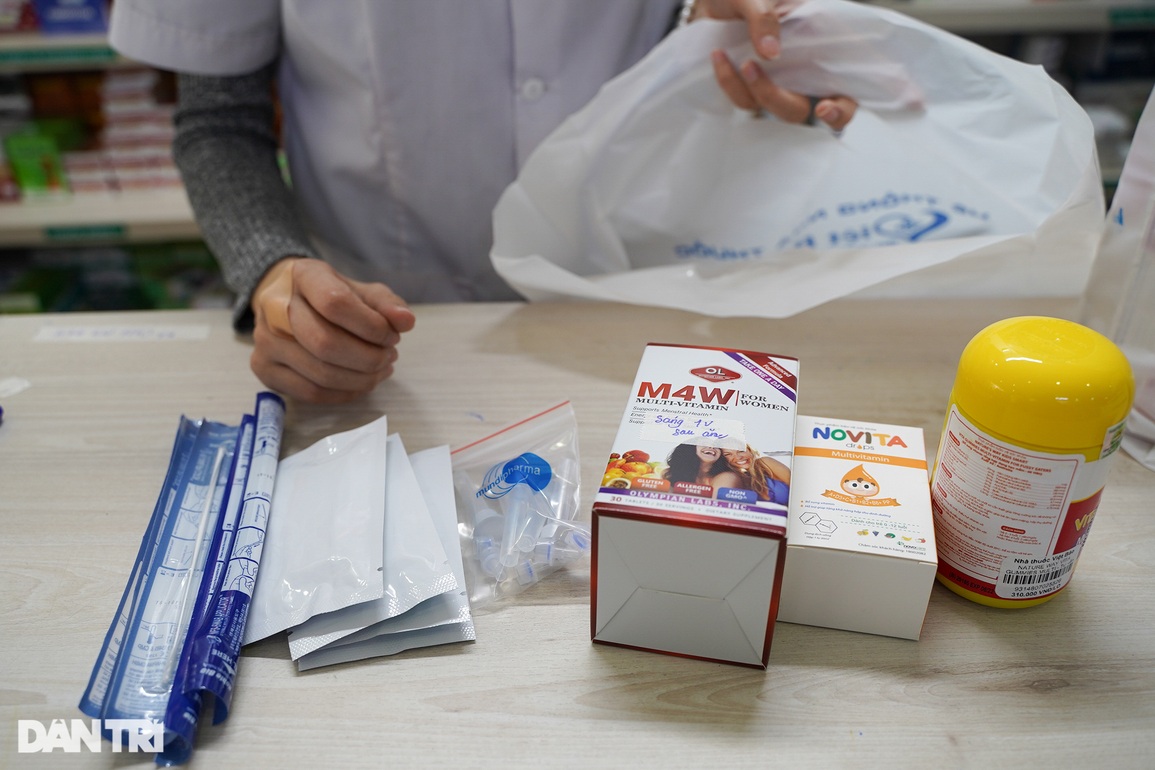 Người dân đổ xô đi mua kit test nhanh, các hiệu thuốc ở Hà Nội cháy hàng - 7 Người dân đổ xô đi mua kit test nhanh, các hiệu thuốc ở Hà Nội cháy hàng - 7