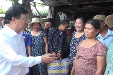 Phó Thủ tướng Trịnh Đình Dũng khảo sát kênh Chợ Gạo