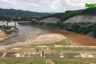 Nước đập dâng đổi màu đỏ đục khiến dân lo lắng