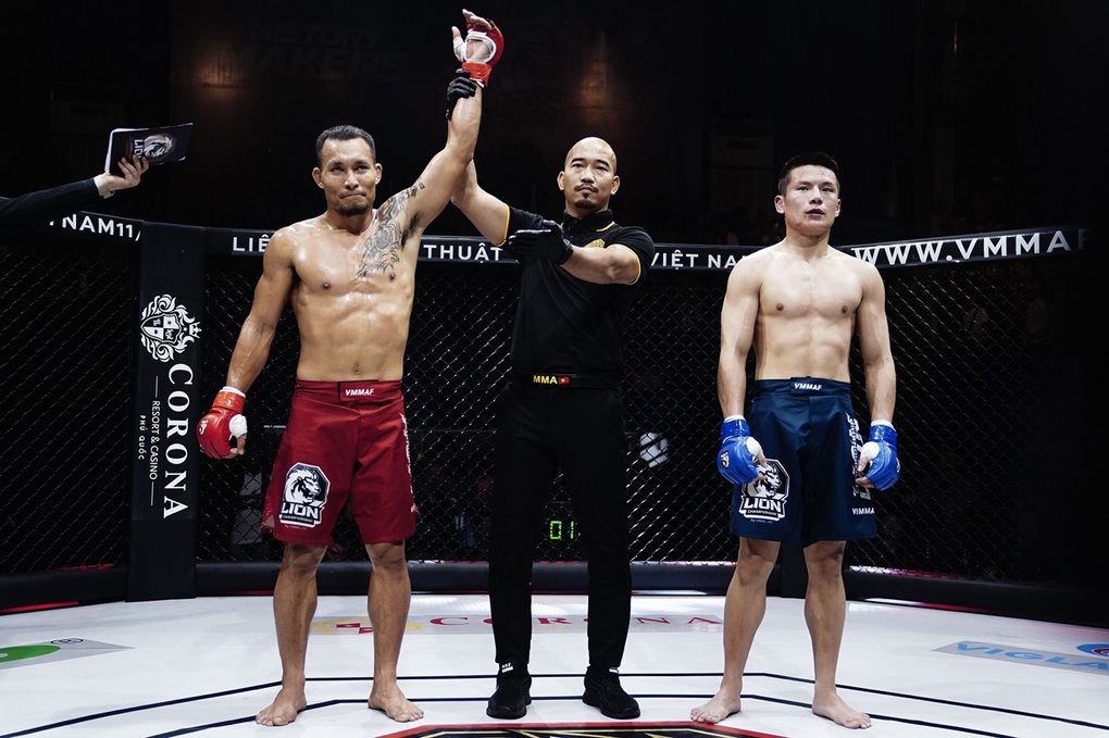 Trần Quang Lộc hạ knock-out Lý Tiểu Long của Trung Quốc - 2 Trần Quang Lộc hạ knock-out Lý Tiểu Long của Trung Quốc - 2