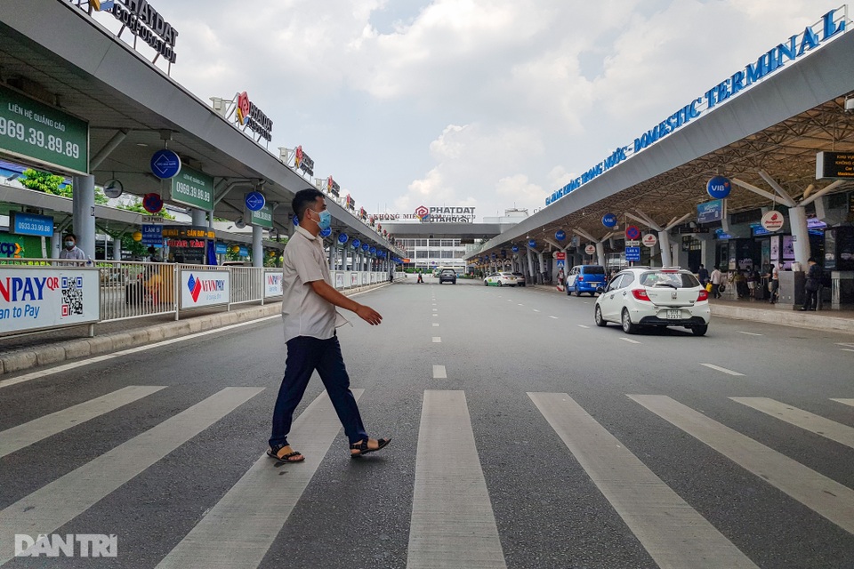 Sân bay Tân Sơn Nhất vắng vẻ.jpg Sân bay Tân Sơn Nhất vắng vẻ.jpg