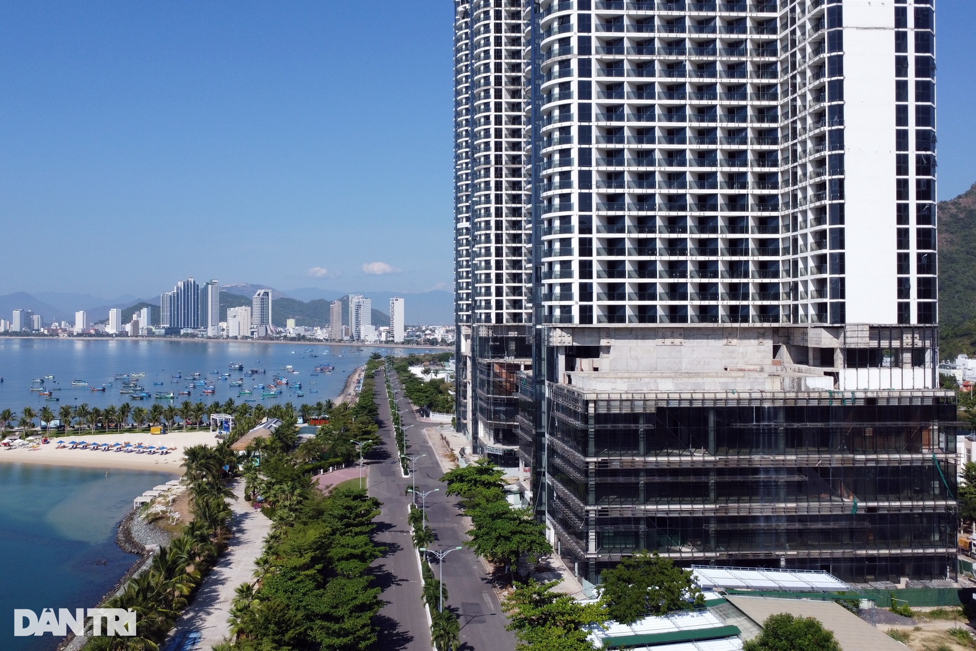 Cận cảnh siêu cao ốc ở Nha Trang bị ngân hàng rao bán để siết nợ - 4