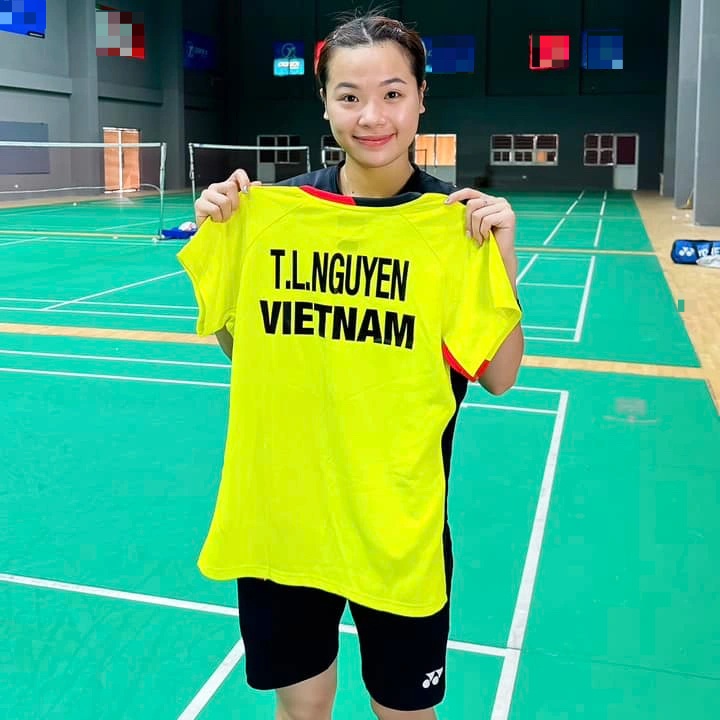 Nguyễn Thị Thùy Linh (SN 1997, Phú Thọ) là vận động viên cầu lông chuyên nghiệp, sở hữu loạt thành tích thi đấu ấn tượng. Tháng 10/2023, cô gây bất ngờ khi thăng hạng vượt bậc, trở thành tay vợt Việt Nam đầu tiên lọt top 20 thế giới.