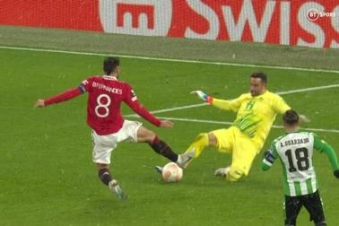 VAR bị chỉ trích khi Bruno Fernandes may mắn thoát thẻ đỏ