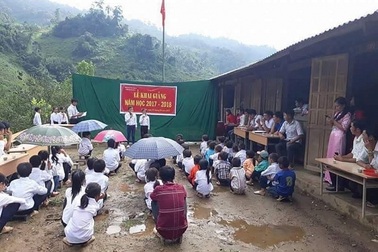 Đằng sau bức ảnh học sinh miền núi ngồi xổm khai giảng gây “bão mạng”