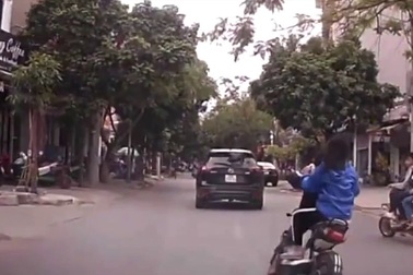 Trẻ em đi xe đạp điện - Những mối lo hiện hữu