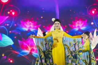 Hoa hậu Hoàng Châu Anh thu hút với áo dài “cánh sen phát sáng” dưới mưa - 3