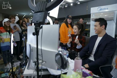 Bà hoàng livestream bán cả… tên lửa, chốt đơn trăm ngôi nhà trong 20 phút