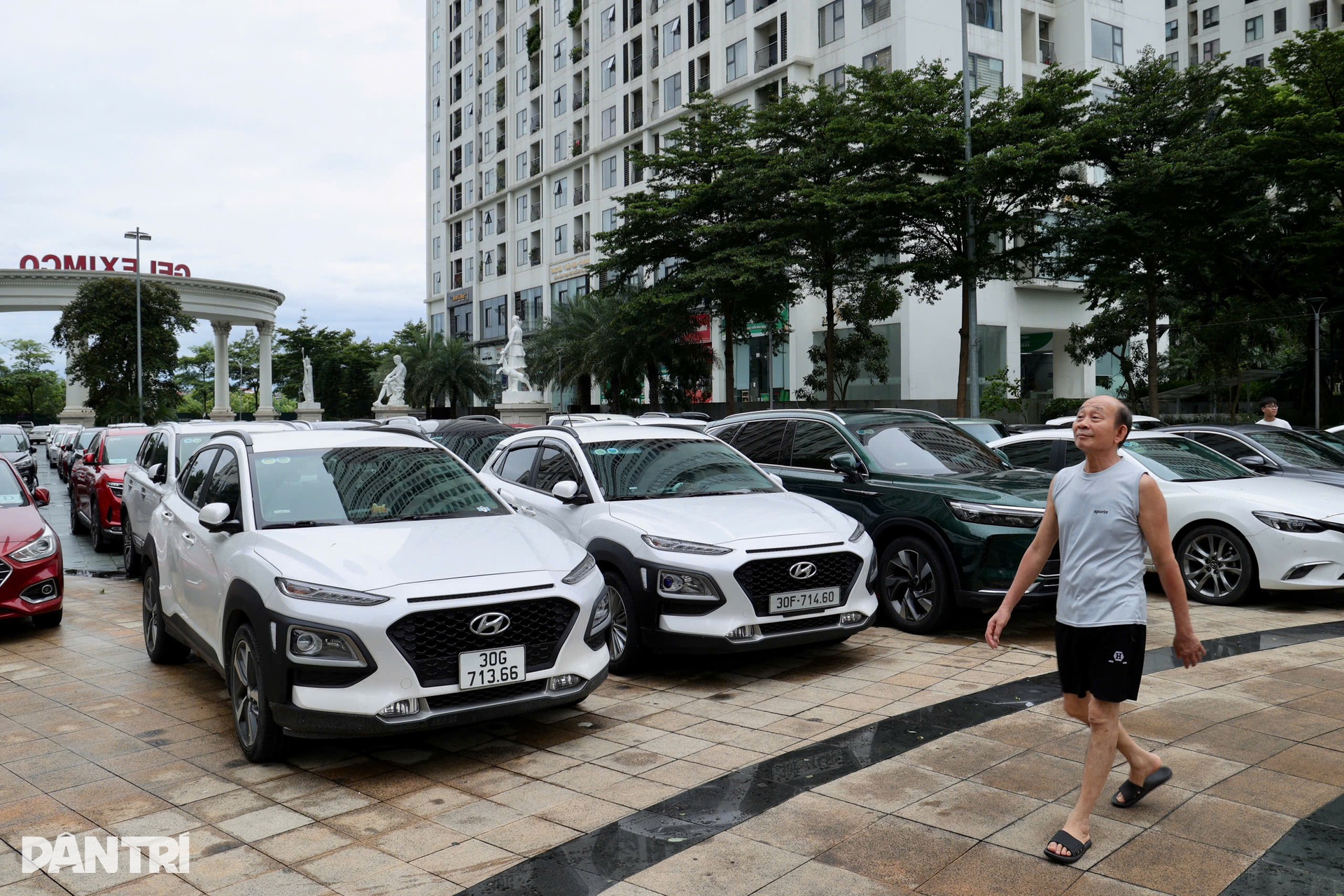 Hàng trăm ô tô quây kín quảng trường, xuống gầm cầu Hà Nội trú bão Wipha - 2 Hàng trăm ô tô quây kín quảng trường, xuống gầm cầu Hà Nội trú bão Wipha - 2