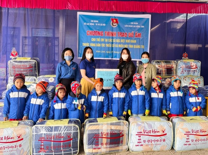 Liên Chi đoàn Sở LĐTBXH và Chi đoàn cơ quan LĐLĐ tỉnh trao quà cho đại diện Trường Mầm non Vĩnh Khê.