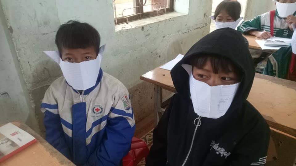 Nghệ An: Nhóm học sinh đùa, lấy giấy làm khẩu trang phòng dịch virus corona - 1 Nghệ An: Nhóm học sinh đùa, lấy giấy làm khẩu trang phòng dịch virus corona - 1