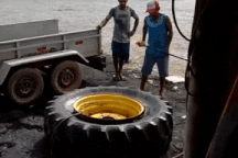 Pha bơm lốp ô tô bằng lửa khiến người xem cũng giật mình