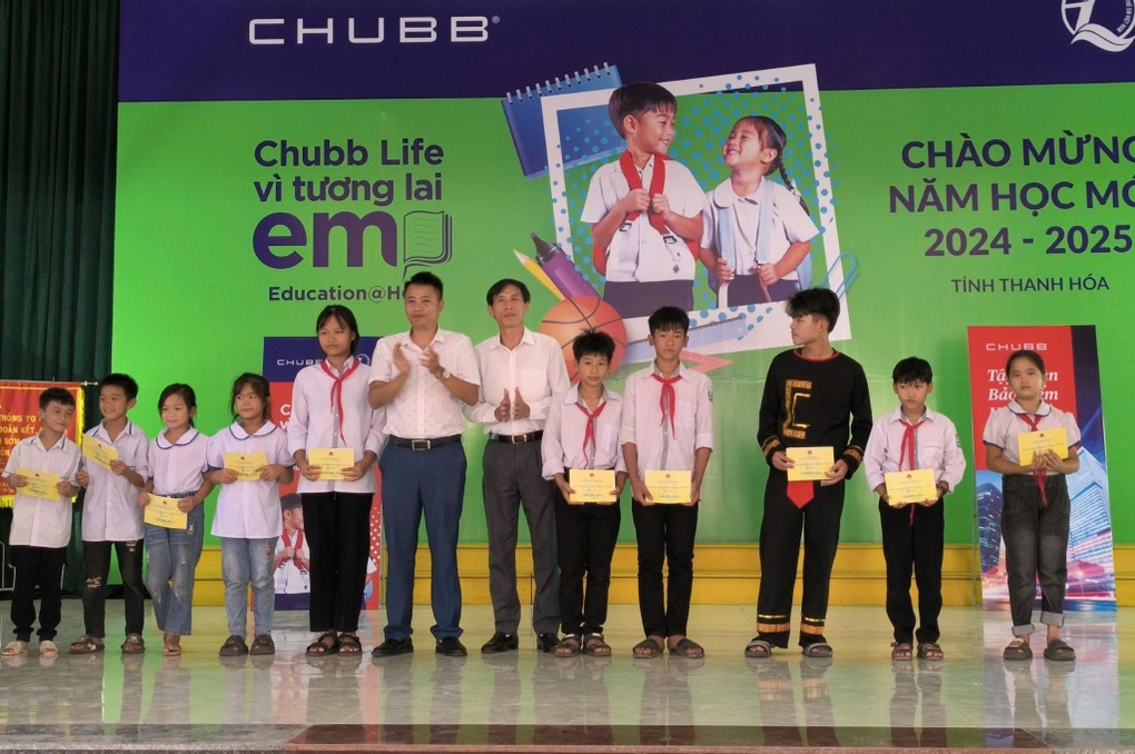 Nhiều món quà ý nghĩa đến với học sinh nghèo Thanh Hóa - 1 Nhiều món quà ý nghĩa đến với học sinh nghèo Thanh Hóa - 1