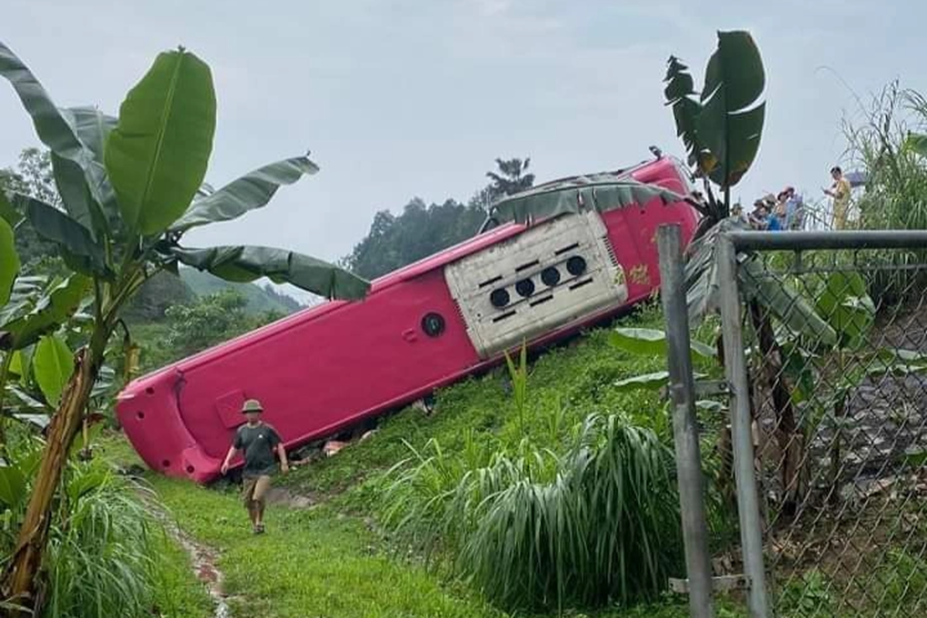 Ba vụ tai nạn xảy ra liên tiếp trên cao tốc Nội Bài - Lào Cai - 2 Ba vụ tai nạn xảy ra liên tiếp trên cao tốc Nội Bài - Lào Cai - 2