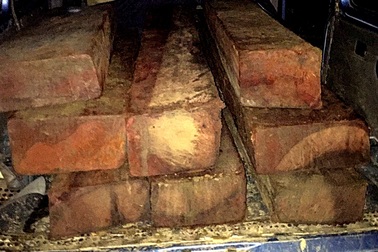 Truy đuổi ôtô khách 16 chỗ chở gỗ lậu lúc rạng sáng