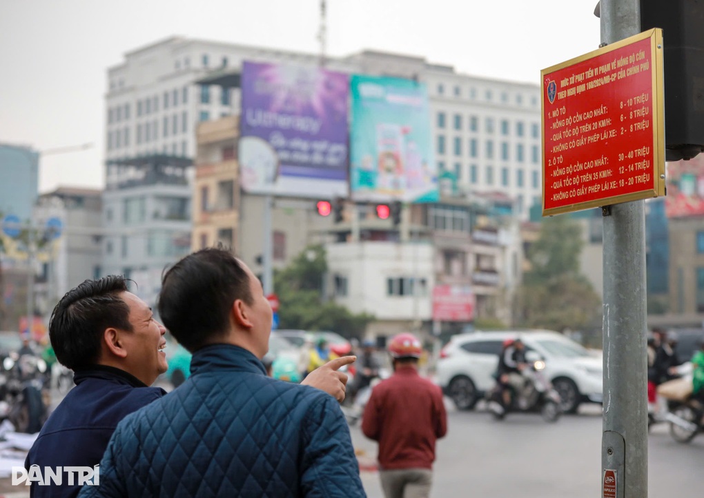 CSGT Hà Nội lắp biển thông báo mức phạt mới tại 58 nút giao - 4 CSGT Hà Nội lắp biển thông báo mức phạt mới tại 58 nút giao - 4