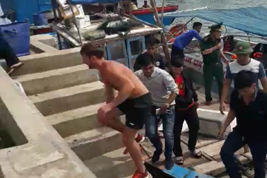 Du khách người Anh kiệt sức sau 2 ngày lạc ở bán đảo Sơn Trà