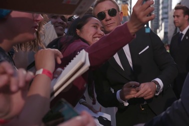 Daniel Craig thân thiện chụp ảnh với fans