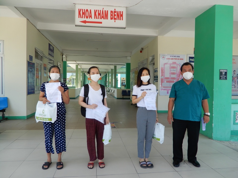 Đà Nẵng: Thêm 3 bệnh nhân mắc Covid-19 ra viện - 1 Đà Nẵng: Thêm 3 bệnh nhân mắc Covid-19 ra viện - 1