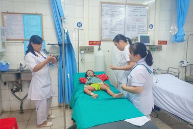 Bé gái 3 tuổi tím tái, sốc phản vệ sau 5 phút bị kiến đốt