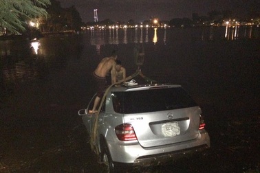 Xe Mercedes lao xuống hồ Trúc Bạch, lái xe may mắn thoát chết