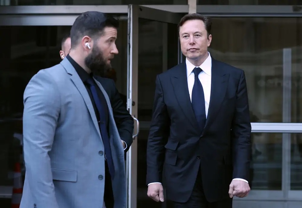 Vệ sĩ hộ tống Elon Musk đến tận nhà vệ sinh - 1 Vệ sĩ hộ tống Elon Musk đến tận nhà vệ sinh - 1