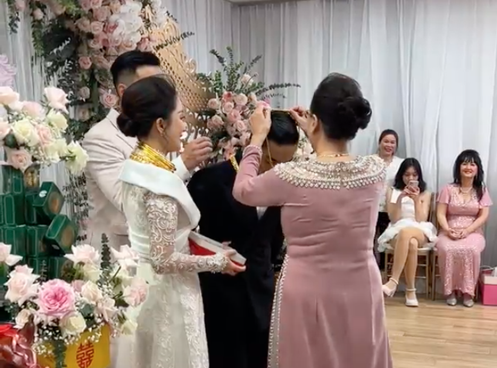 Khánh Thi bật khóc khi bà ngoại Phan Hiển tuyên bố xúc động trong lễ cưới - 9 Khánh Thi bật khóc khi bà ngoại Phan Hiển tuyên bố xúc động trong lễ cưới - 9