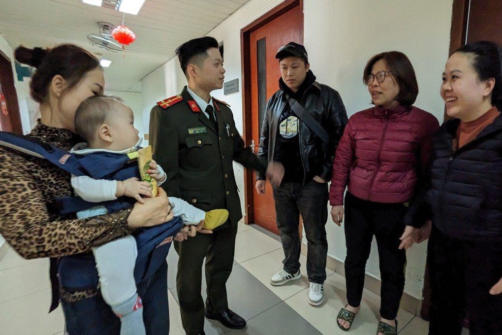 Thượng úy công an Hà Nội hiến máu cứu cháu bé 1 tuổi - 3 Thượng úy công an Hà Nội hiến máu cứu cháu bé 1 tuổi - 3