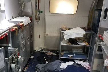 Nữ tiếp viên đập chai rượu vào đầu khách định mở cửa máy bay