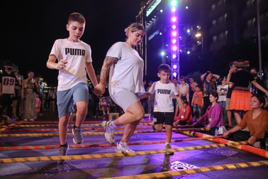 Người dân TPHCM chơi trò chơi dân gian ngay giữa lòng thành phố