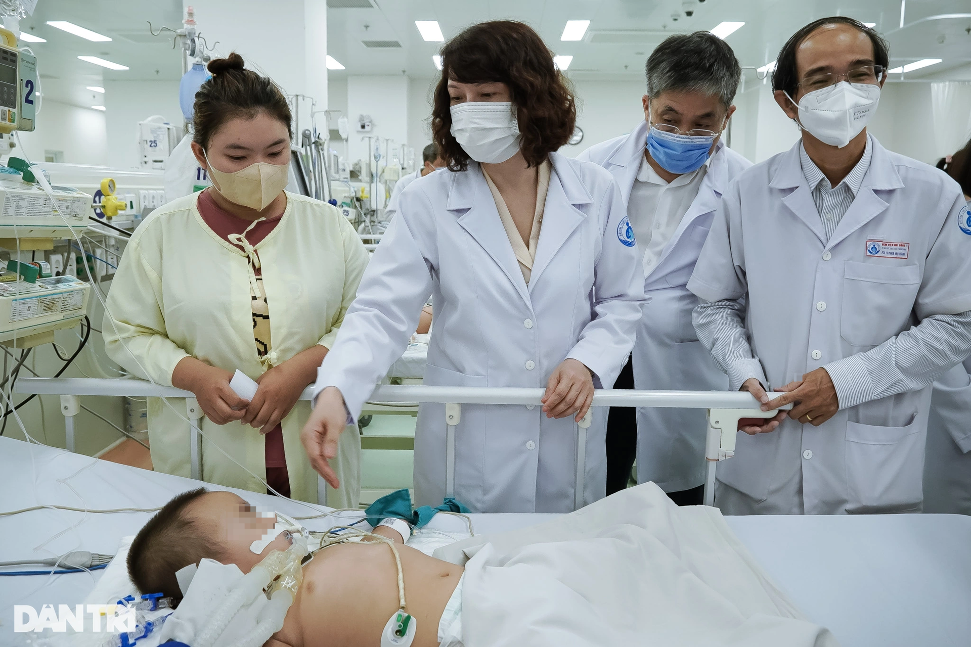 Thứ trưởng Bộ Y tế vào Nam thị sát dịch tay chân miệng - 5 Thứ trưởng Bộ Y tế vào Nam thị sát dịch tay chân miệng - 5