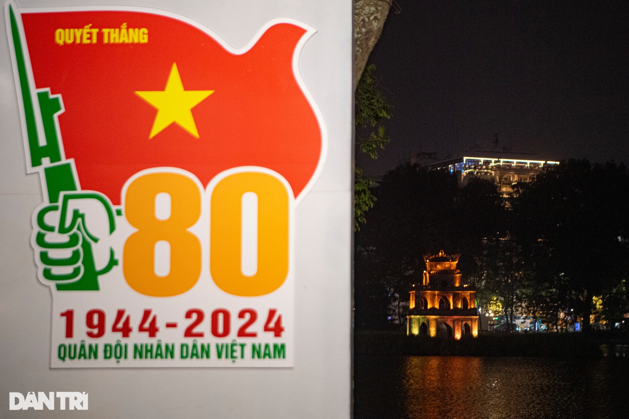 View - Đại tướng Phan Văn Giang gặp gỡ, bắt tay người dân trên phố đi bộ hồ Gươm | Báo Dân trí