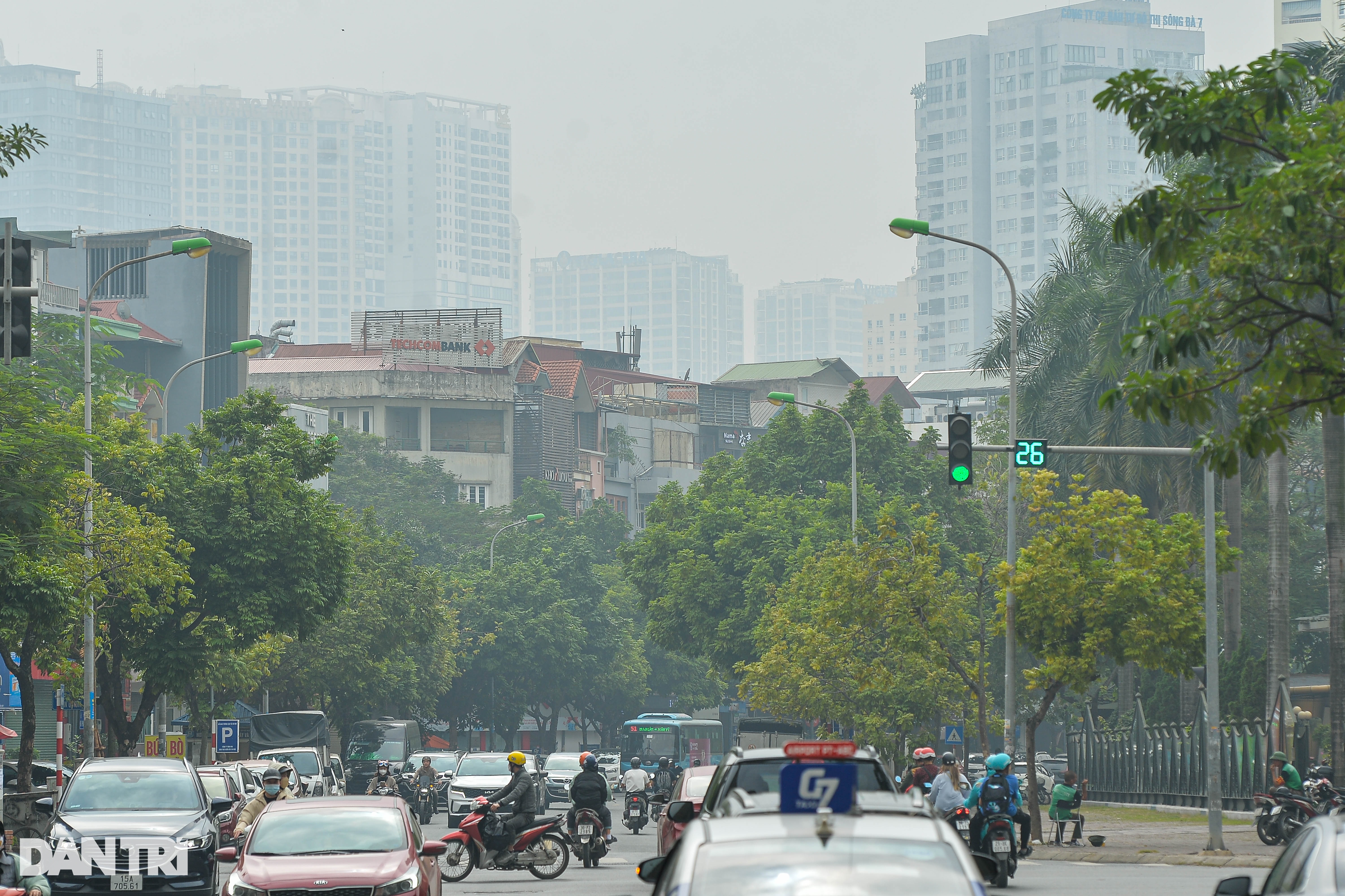 Trời Hà Nội mù mịt trong ngày ô nhiễm không khí ở tốp đầu thế giới - 7