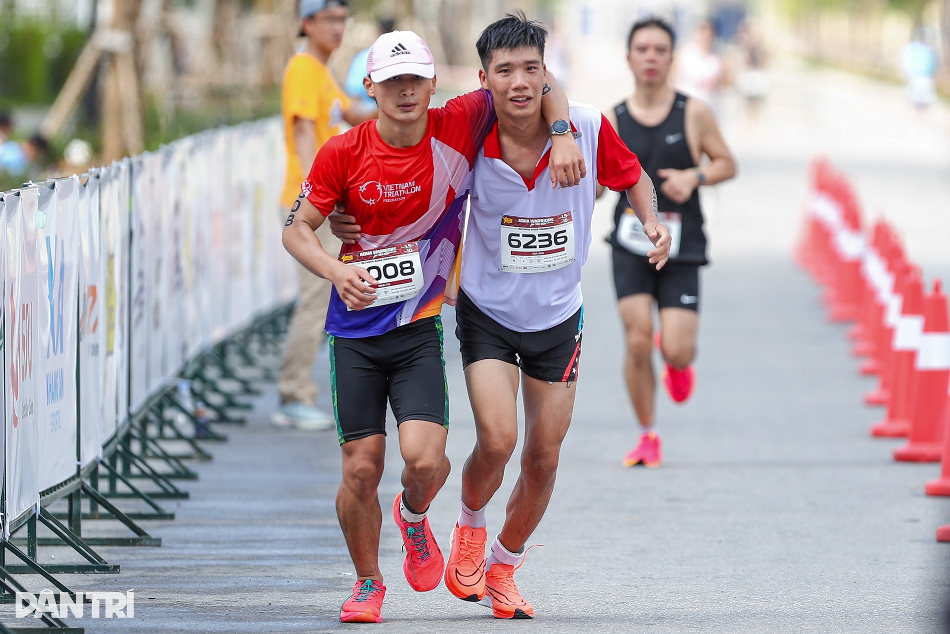 1.200 VĐV căng sức thi đấu bơi - chạy ở giải Aquathlon Warriors Van Don - 16 1.200 VĐV căng sức thi đấu bơi - chạy ở giải Aquathlon Warriors Van Don - 16