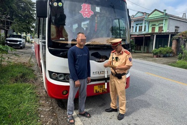 Tài xế xe khách đi ngược chiều trên quốc lộ bị phạt 19 triệu đồng